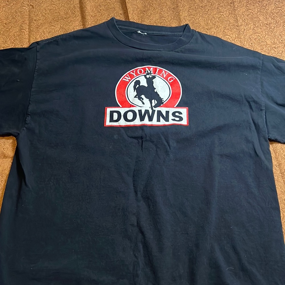 WYOMING DOWNS TSHIRT